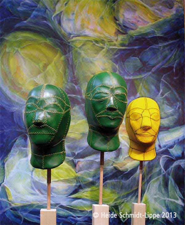 Installation Masken, im Hintergrund mein Werk Familienbande